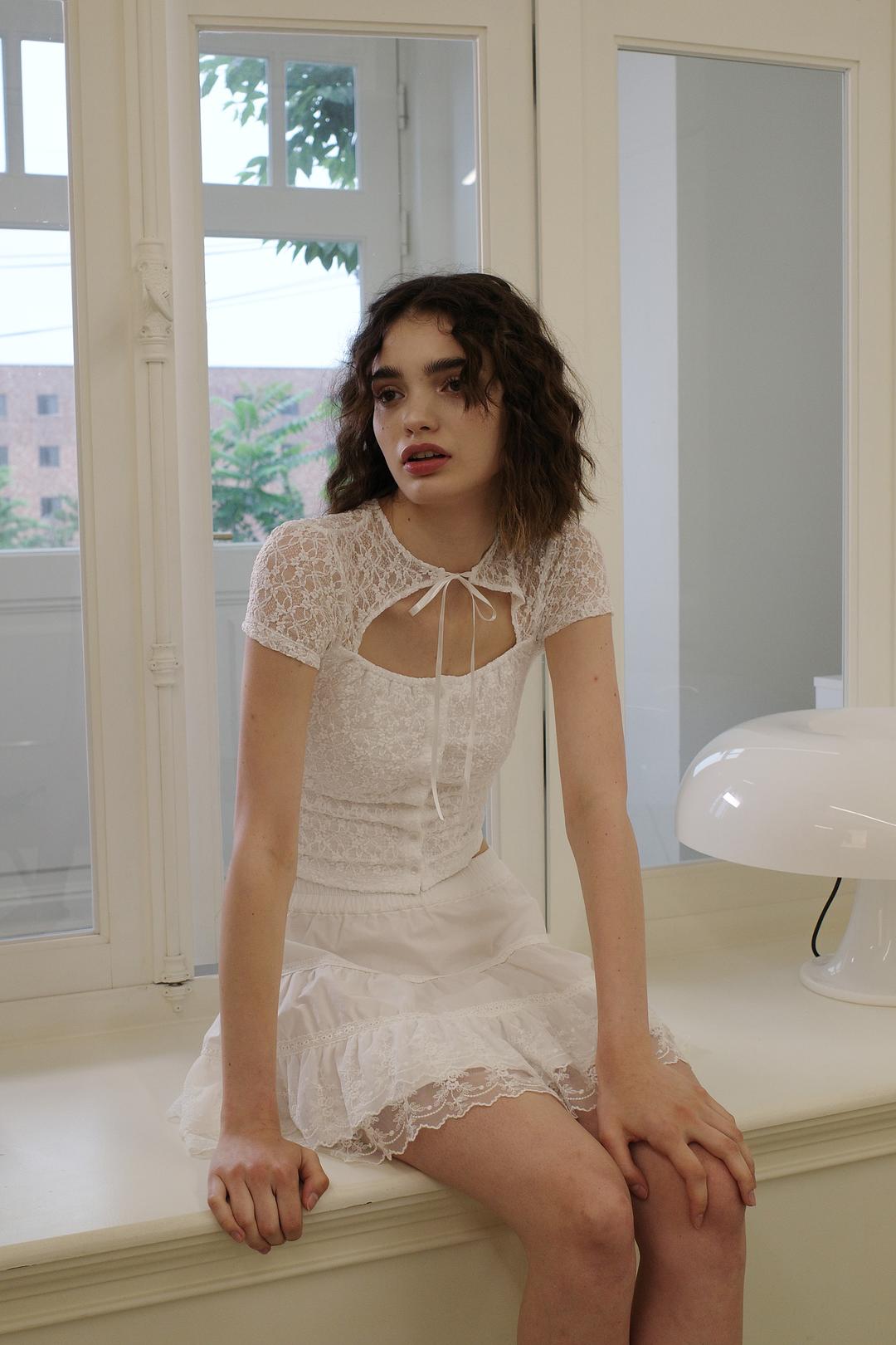 TRIANGLE RIBBON BLOUSE (WH)