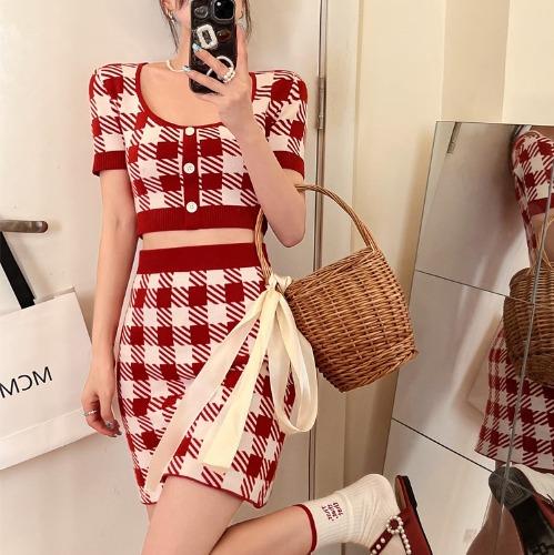[투피스세트/여름신상] 레드 라인 화이트 체크 패턴 라운드넥 반팔 크롭 니트 여름 얇은 니트 하이웨스트 H라인 미니스커트 투피스 셋업 세트 봄신상 데이트룩 여친룩 상견례 하객룩 결혼식