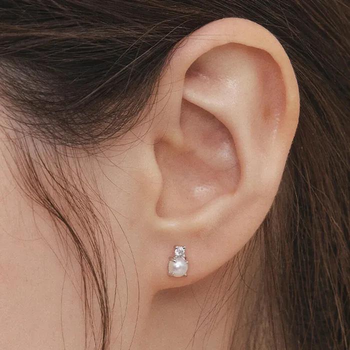 lily pearl earring