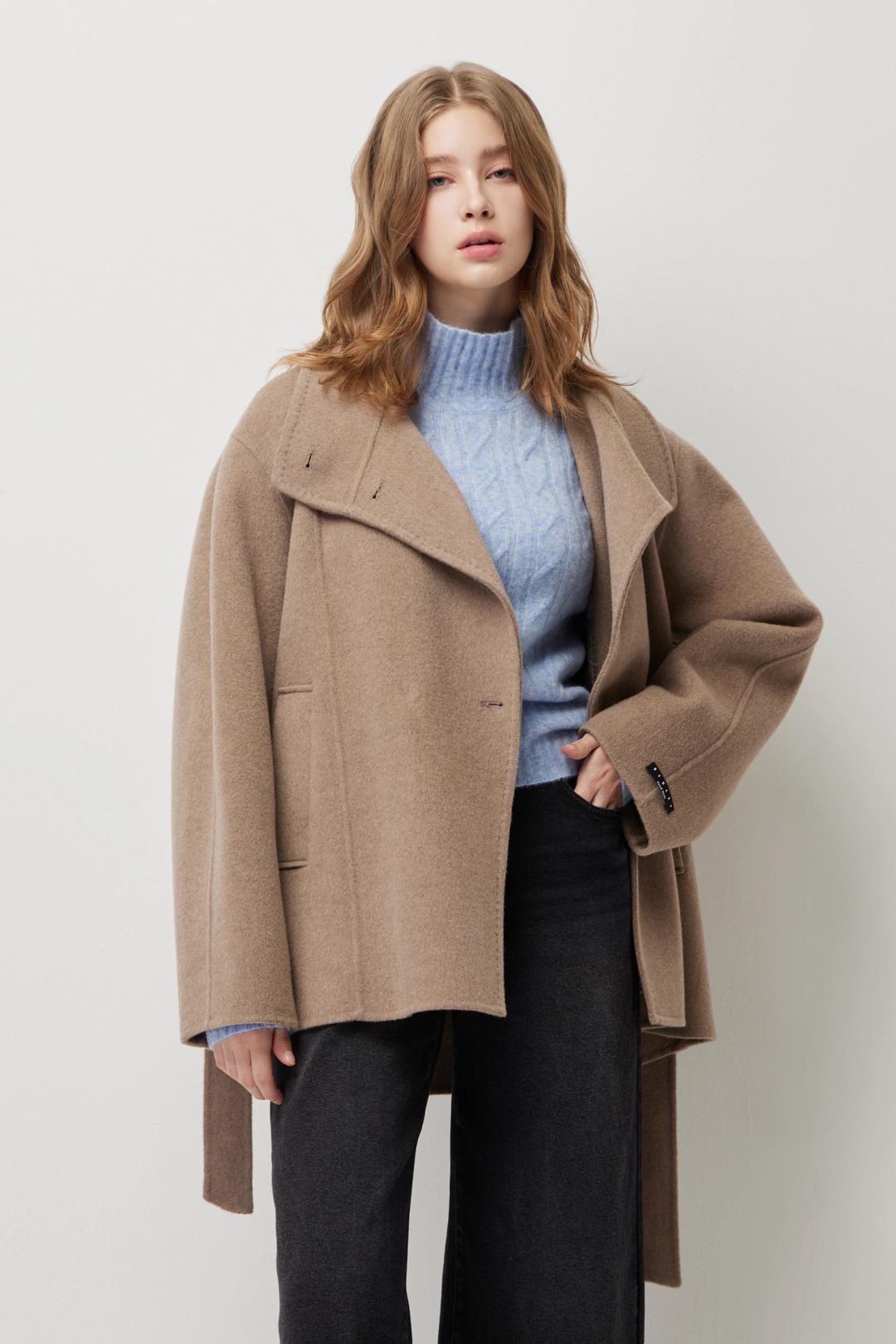 샬롯 하이넥 호시 스티치 미디 코트