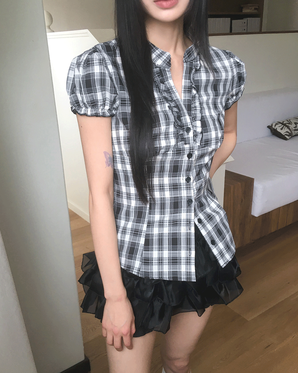 원더원더 디번 브이넥 체크 프릴 블라우스