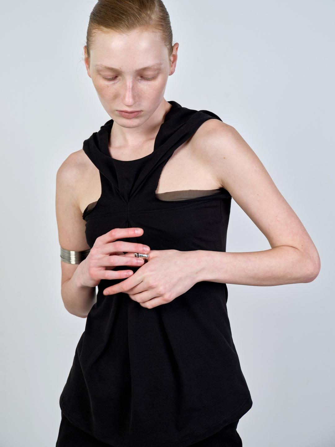 PINCHED HOODIE SLEEVELESS BLACK