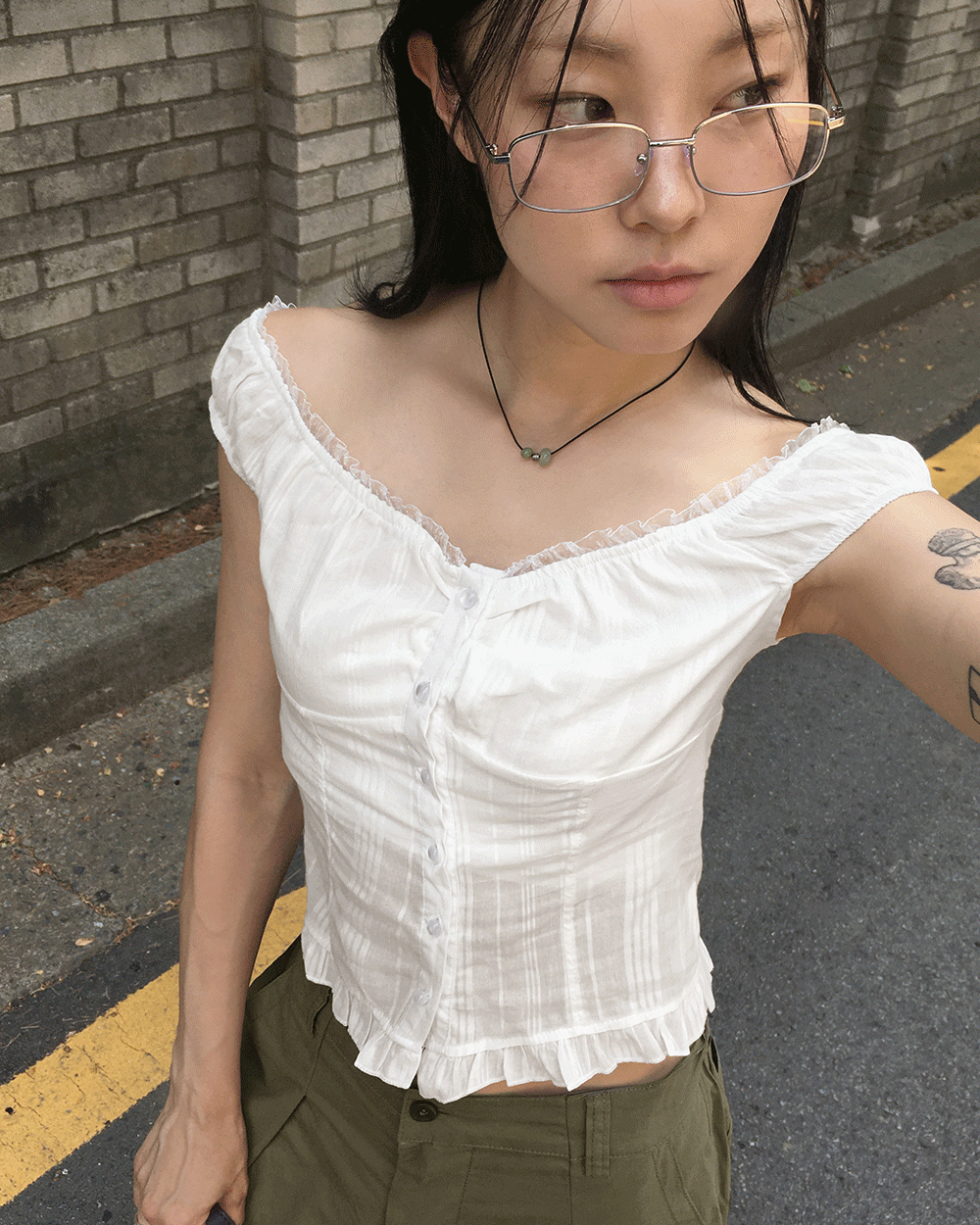 원더원더 리먼 레이스 버튼 오프숄더 나시 블라우스