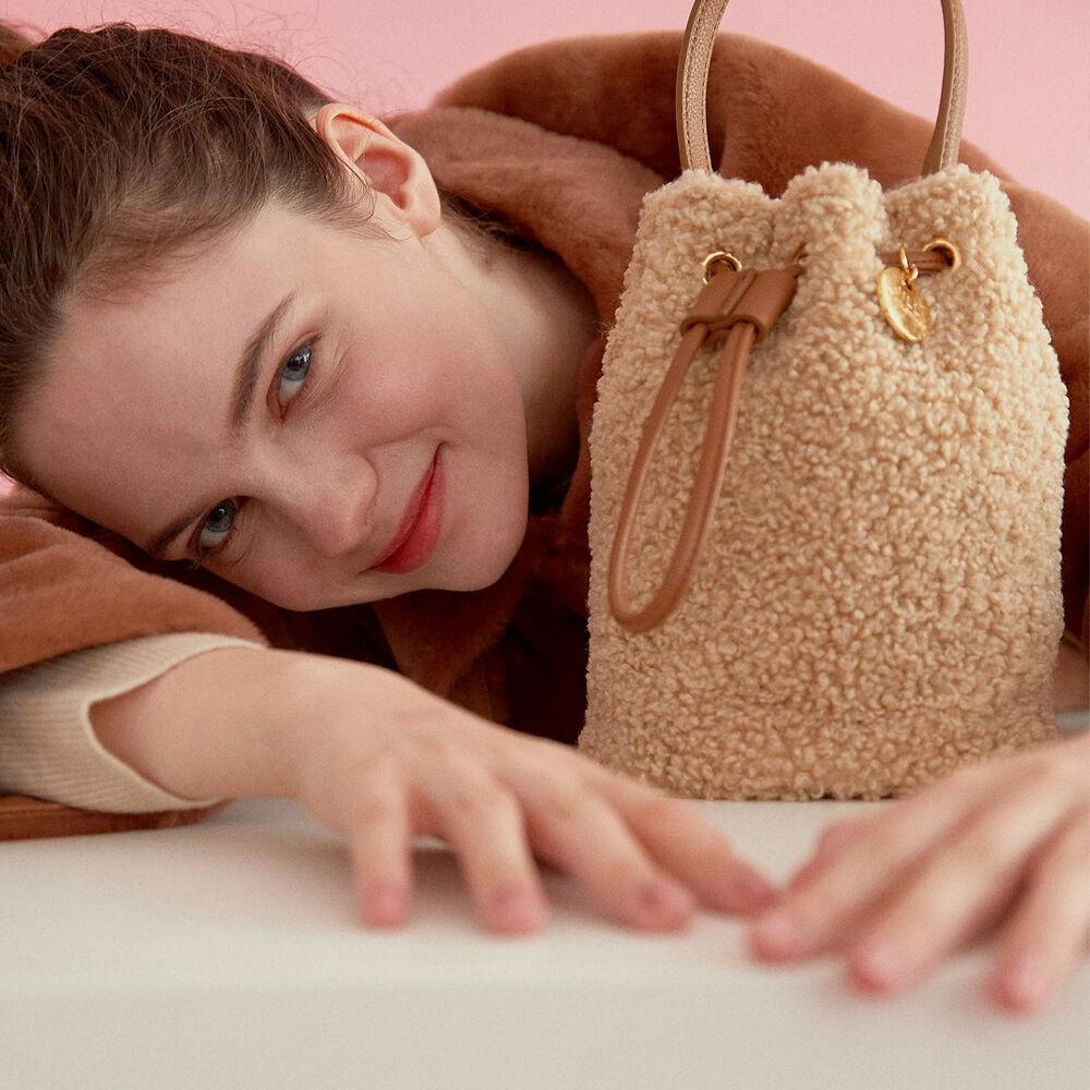 라이트 브라운 동전 장식 플리스 버킷백 JLBA2F680W1