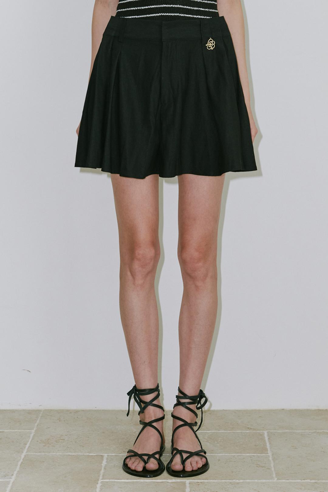 Medal tuck Bermuda Pants BLACK