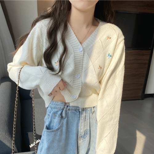 러블리 미니 플라워 자수 사선 체크 미니 펀칭 루즈핏 브이넥 긴팔 크롭 니트 가디건 봄 가을 겨울 신상