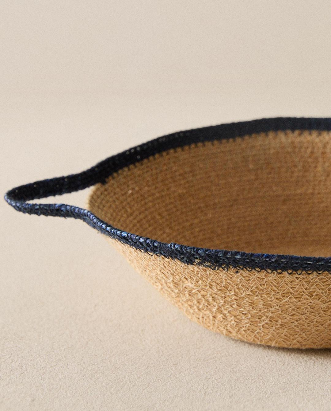 손잡이가 달린 해초 바구니