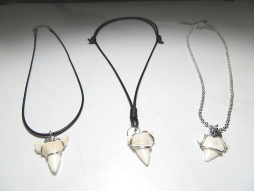 현생 상어이빨 목걸이