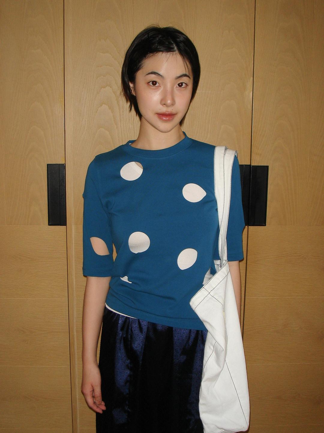 [07.11 순차출고_3차 리오더] HOLE DETAIL T-SHIRT_PEACOCK BLUE