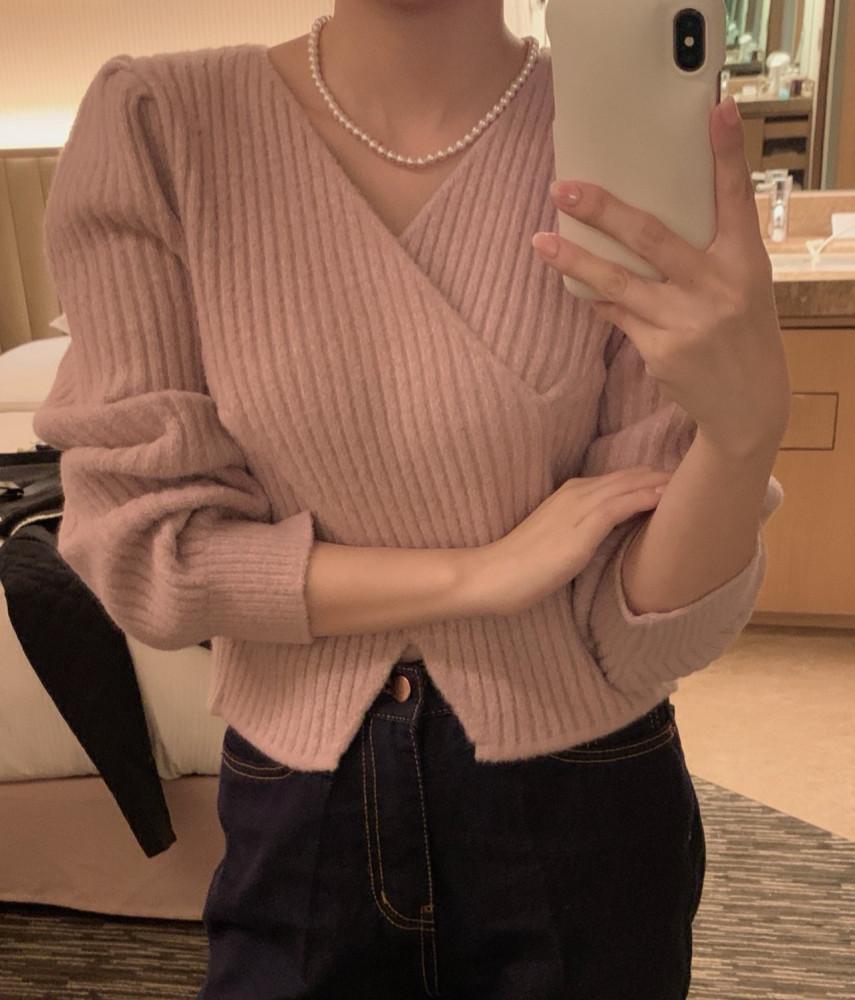 연말룩 골지 브이랩 셔링 울 긴팔 니트