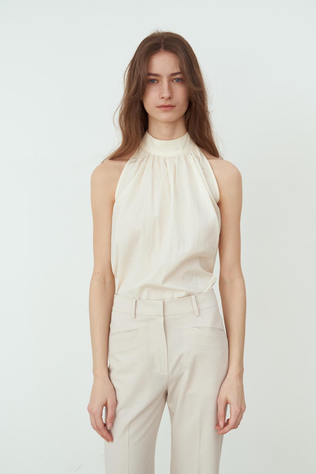LIA HALTERNECK TOP
