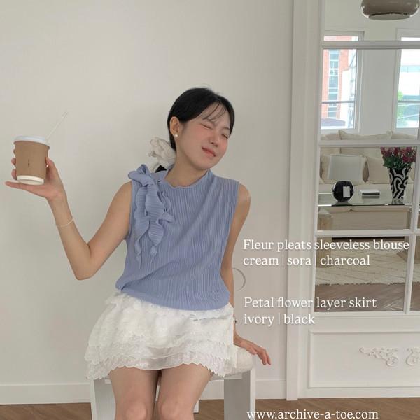 • [디테일🪽] Fleur pleats sleeveless blouse