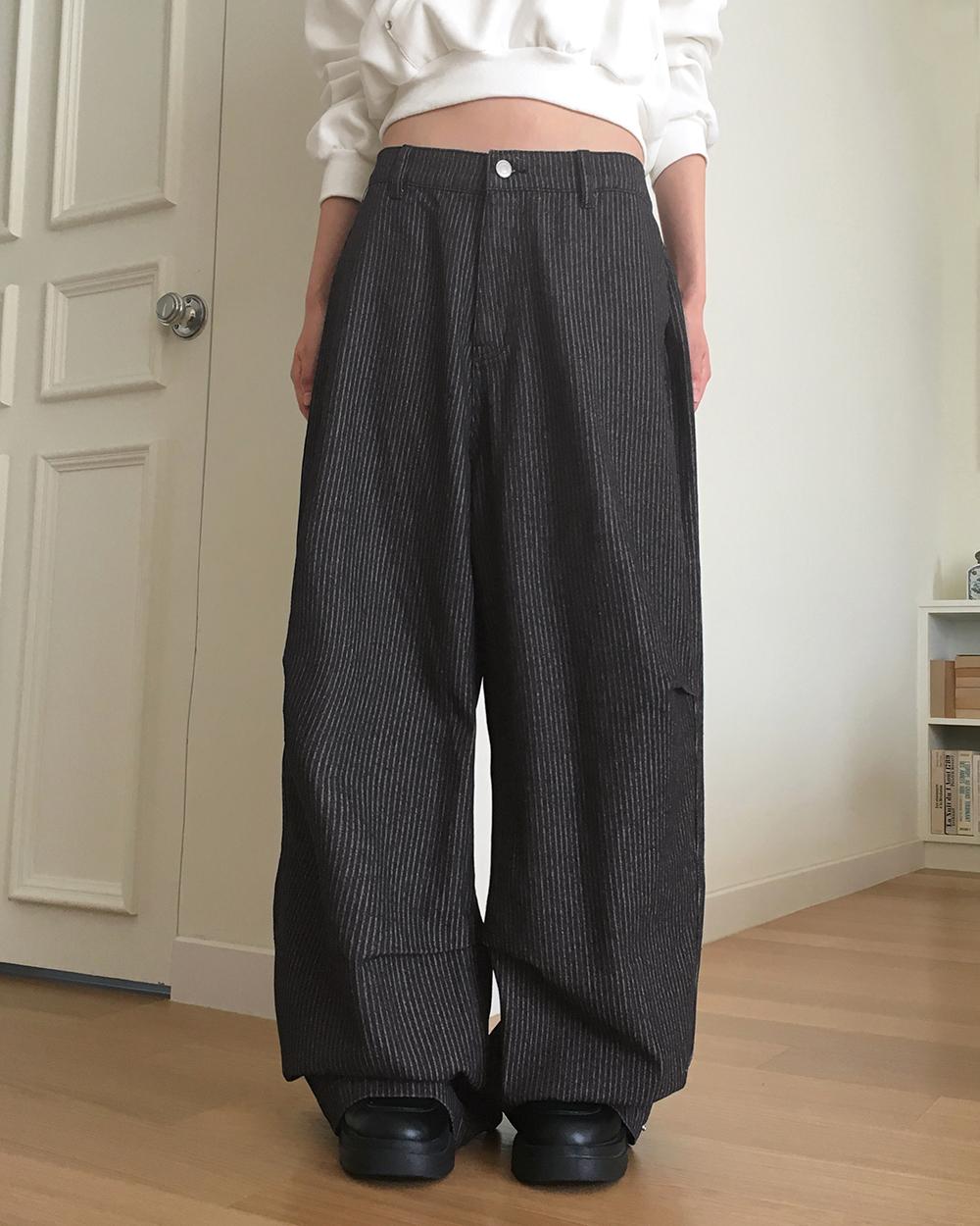 원더원더 [핏보장✨/MADE] 어슨 스트라이프 스냅 단추 벌룬핏 뒷밴딩 데님 팬츠