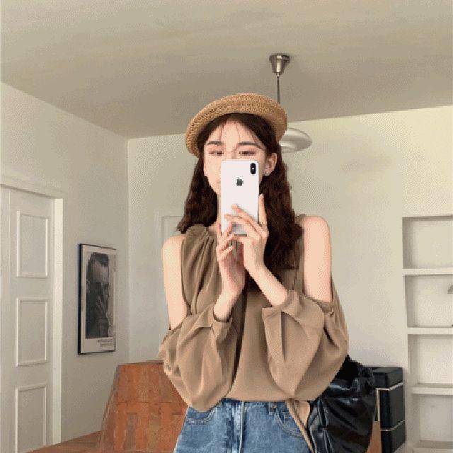 프렌치시크 오프숄더 카키 롱 슬리브리스 어깨트임 셔링 주름 포인트 여신 루즈핏 블라우스