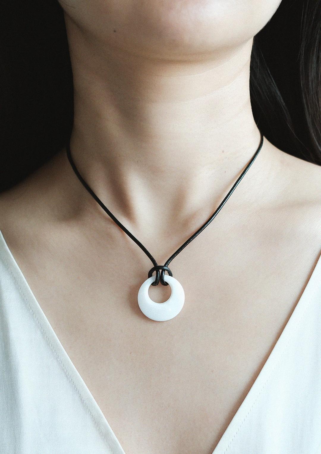 White Pendant necklace (S)