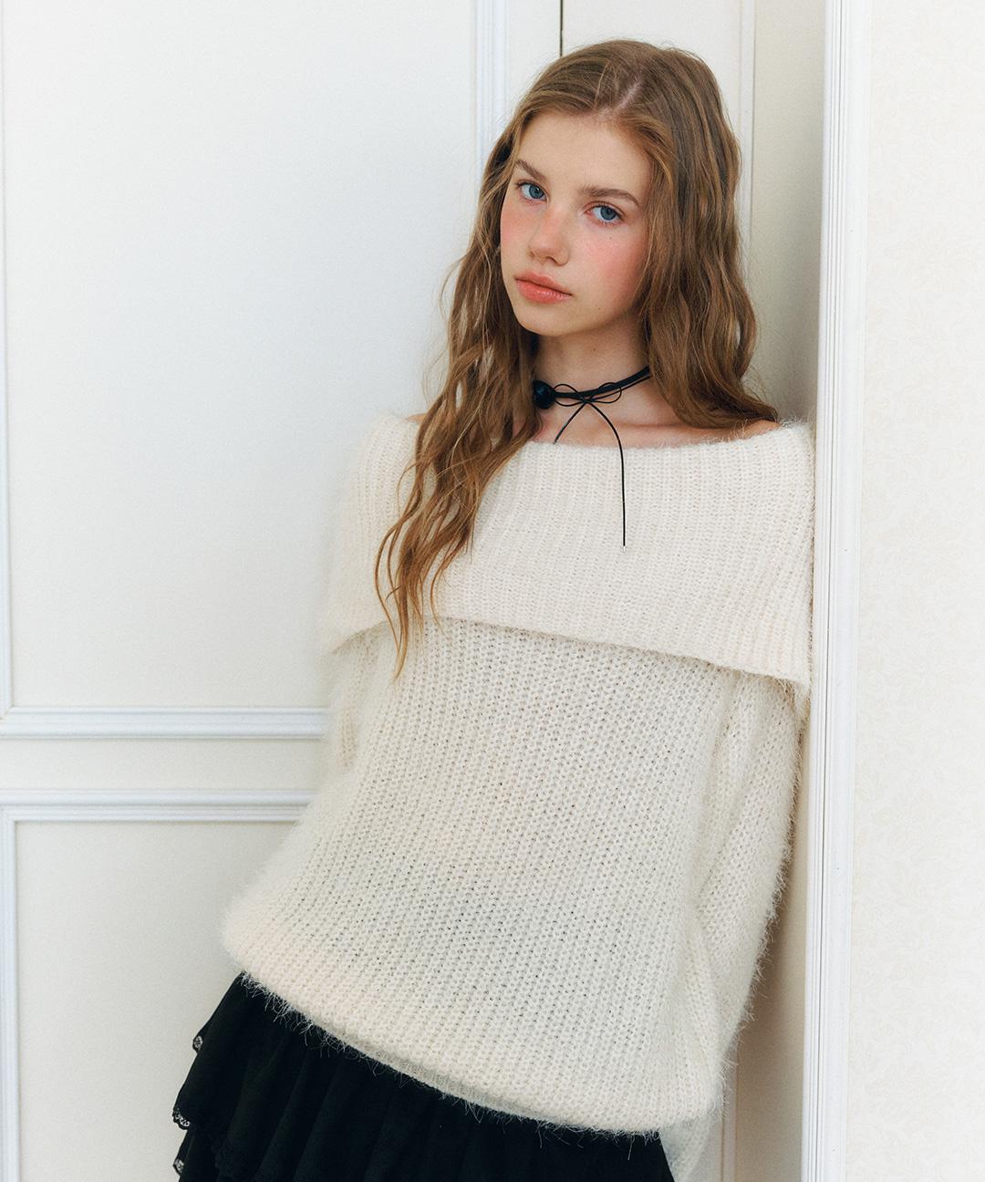 로엠 [NEW라인✨️]헤어리 오프숄더 스웨터_RMKAF4CRTE