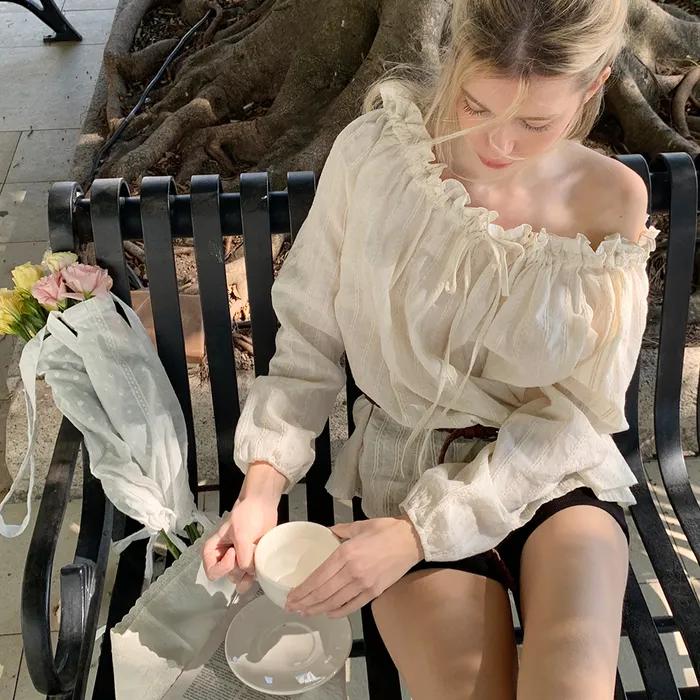 [3/23 순차배송] 리프 원숄더 프릴 블라우스 ( 크림 )