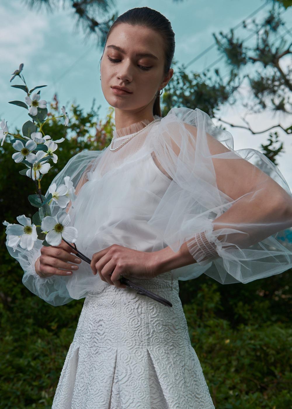 피오니 퍼프 슬리브 튤 블라우스 Peony Puff Sleeve Tulle Blouse - White