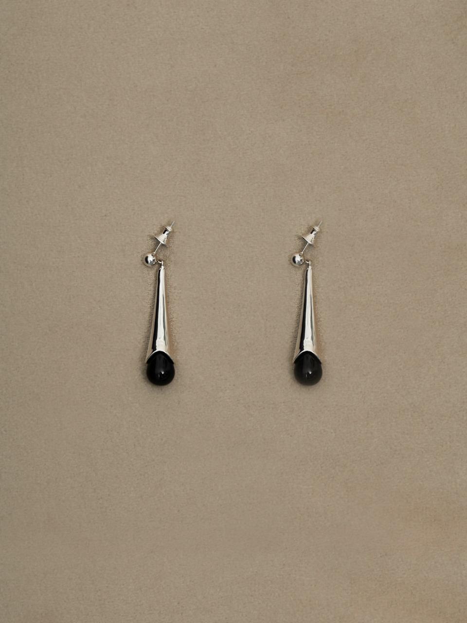 [Exclusive] Onyx Horn Earrings II