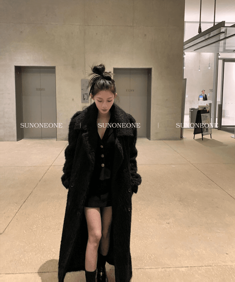블랙 하이넥 더블 부클 롱코트