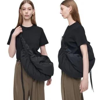 코스 COS 캐노피 오버사이즈 크로스바디백 나일론 숄더백 블랙