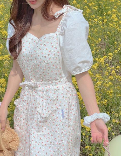 Camellia blooms ribbon apron