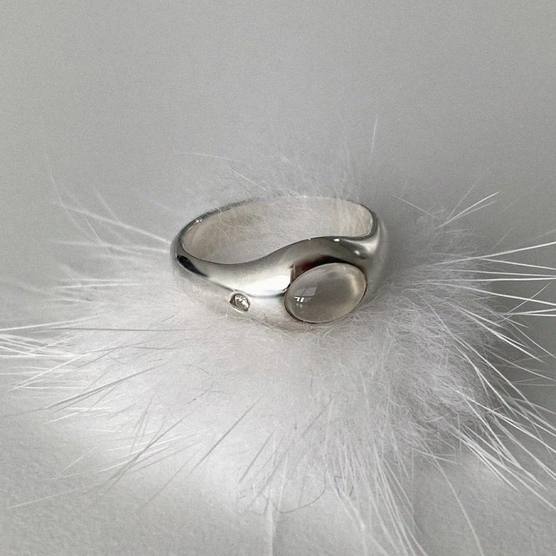 Droppa ring_milk moonstone