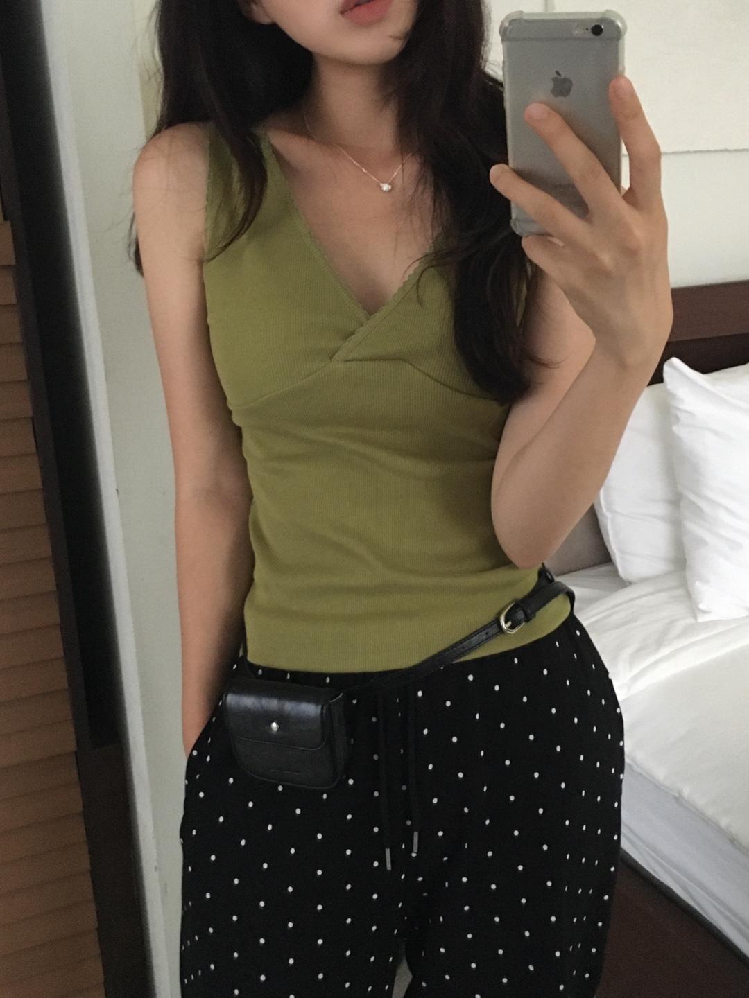 피크 브이넥 나시