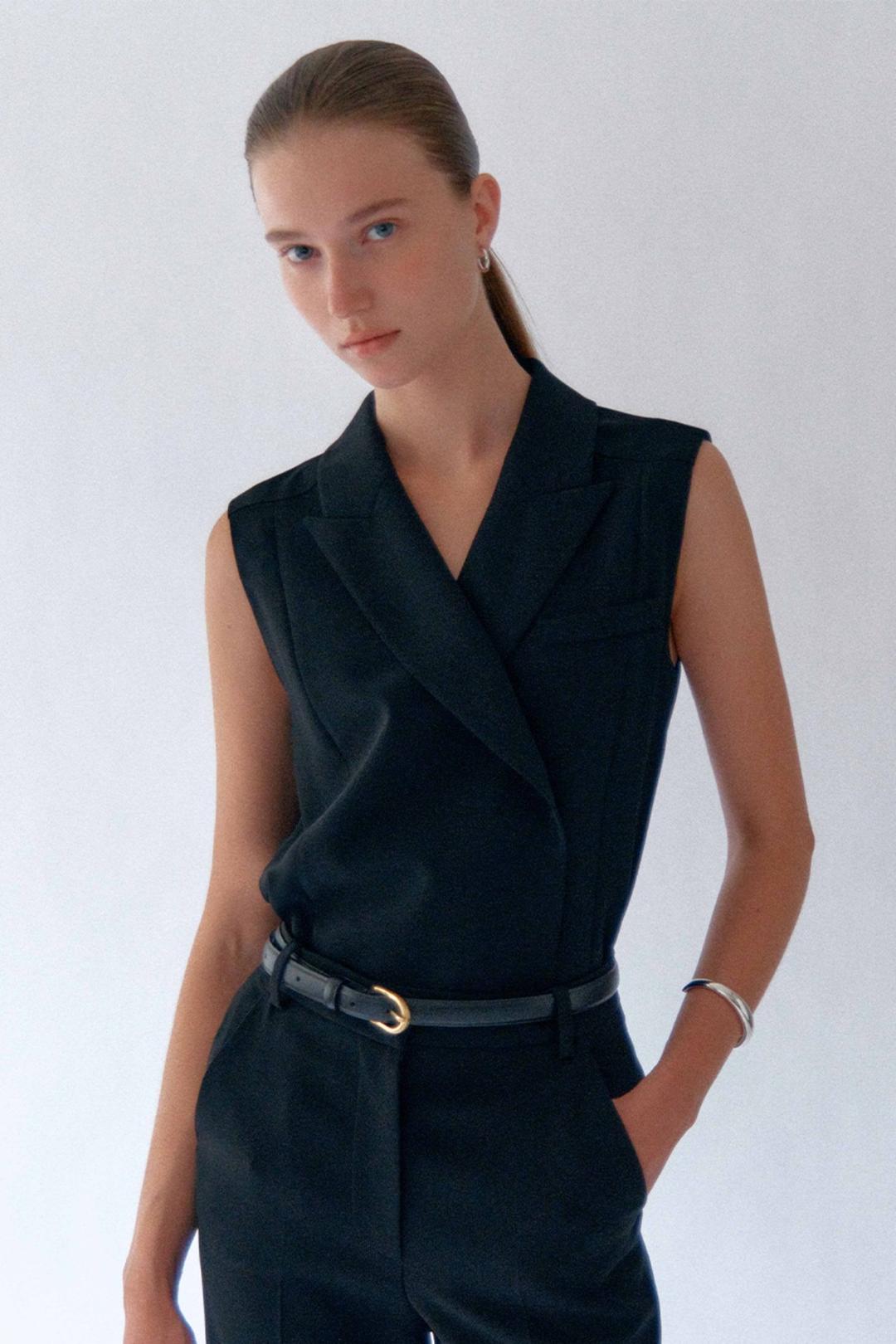 LEXY Peaked collar sleeveless blouse (Black)