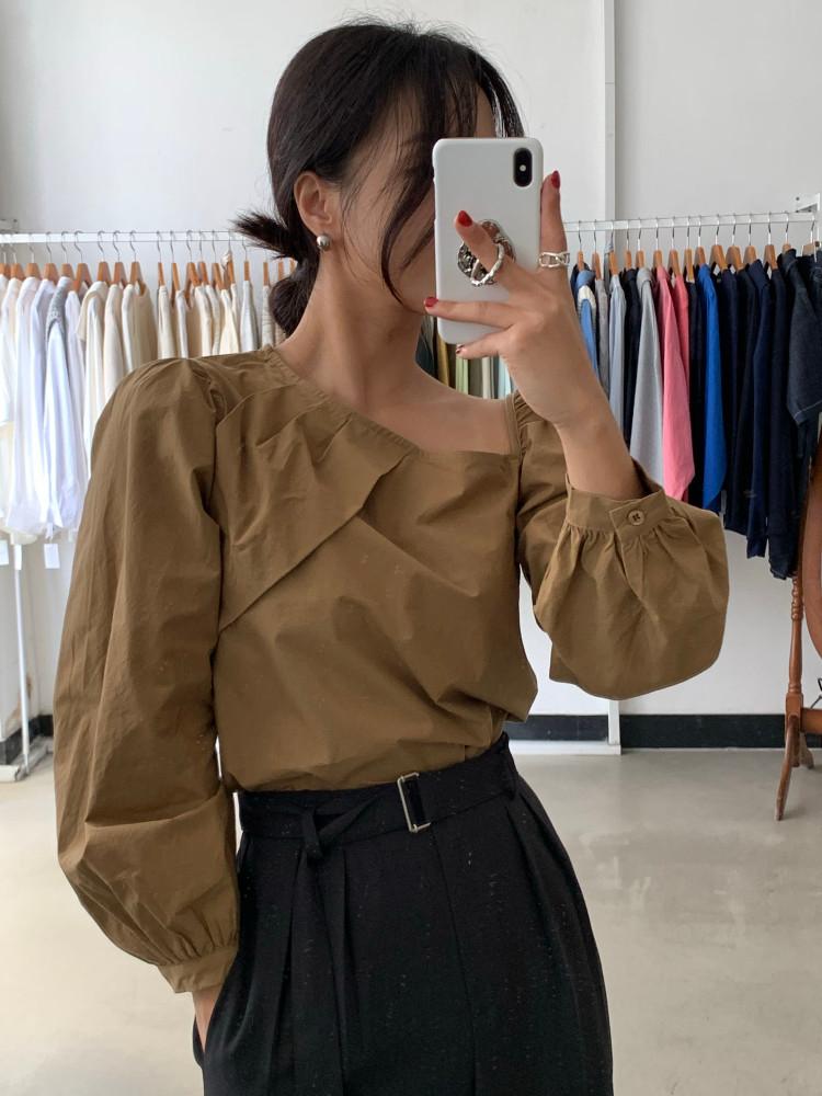 멜즈 언발 사선 핀턱 퍼프 블라우스 (2col)