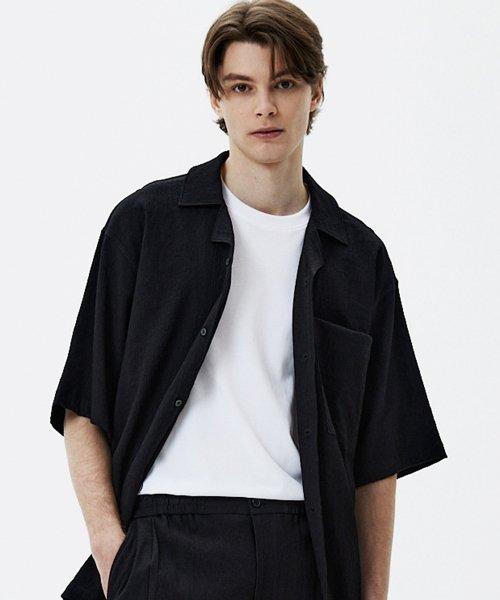 KINOSHITA 블랙 세미오버 시어서커 오픈칼라 하프 셔츠 (TNSH3E204BK)
