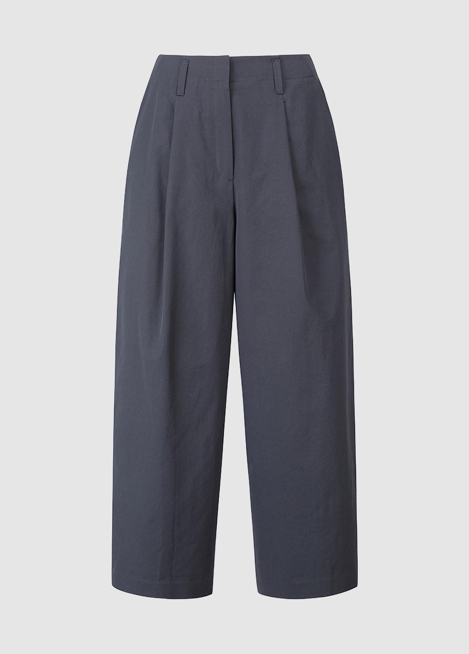 Cotton tuck volume pants