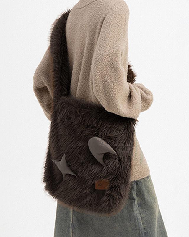 CRYINGCENTER 로고 패치 퍼 숄더백 (브라운)