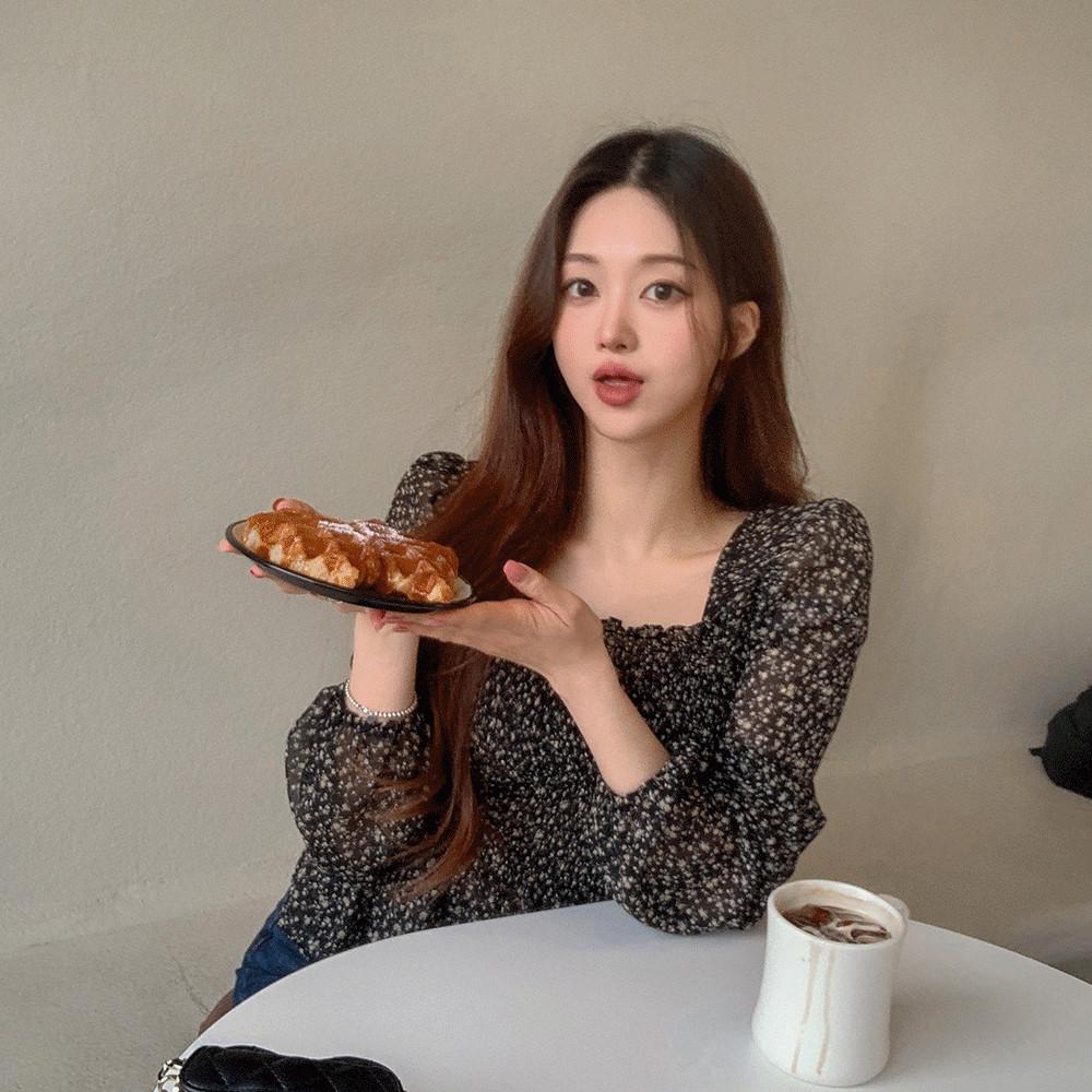 [분위기끝판왕🖤여리글램] 쉬폰 플라워 스모크 오프숄더 크롭 스퀘어넥 프릴 블라우스 잔꽃 밴딩 시스루 a라인 플레어 봄 벛꽃룩 데이트룩 하객룩 3COL-