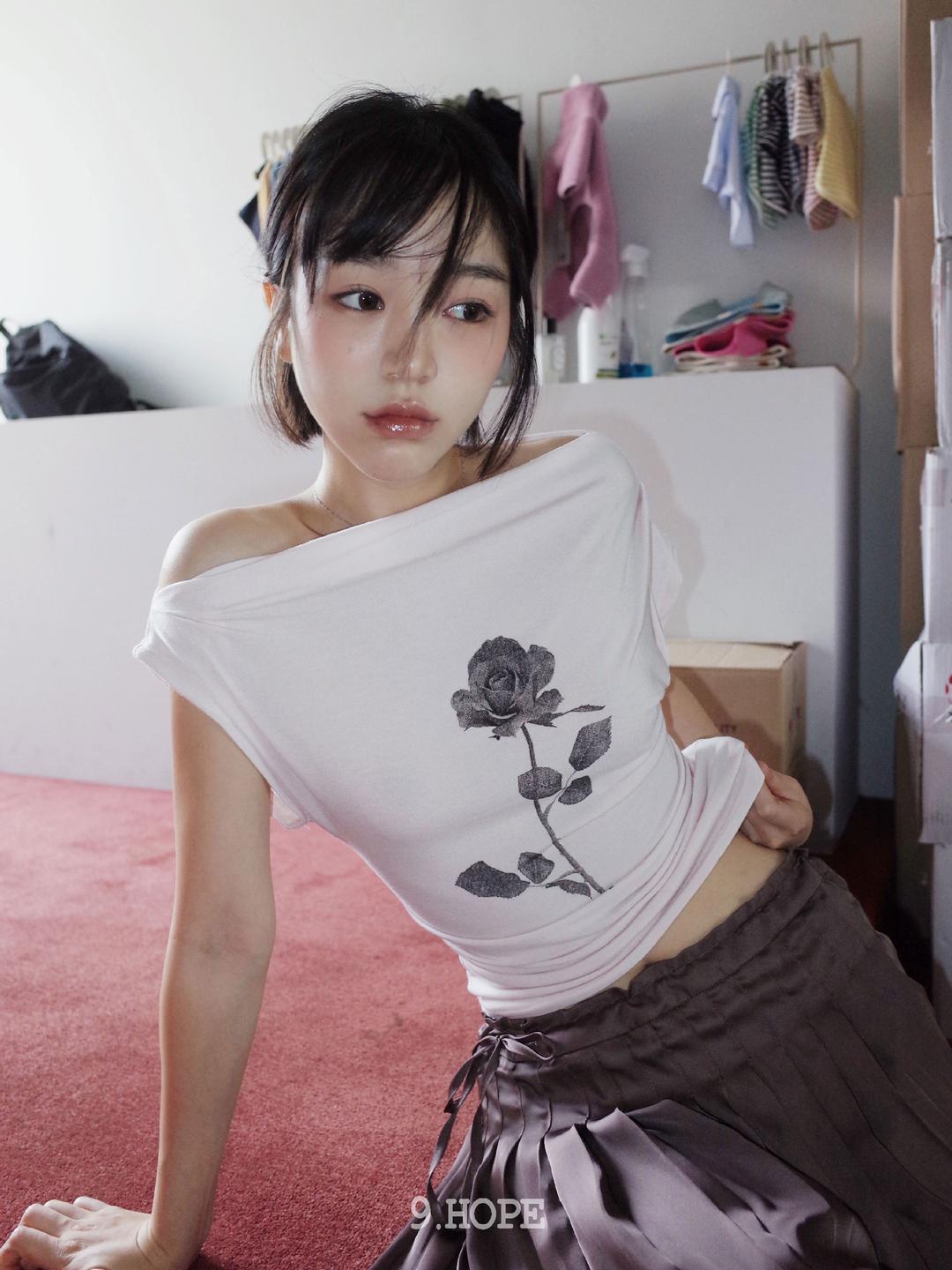 김아홉 달리아 오프숄더 T