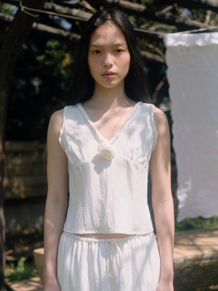 V flower sleeveless blouse_ivory