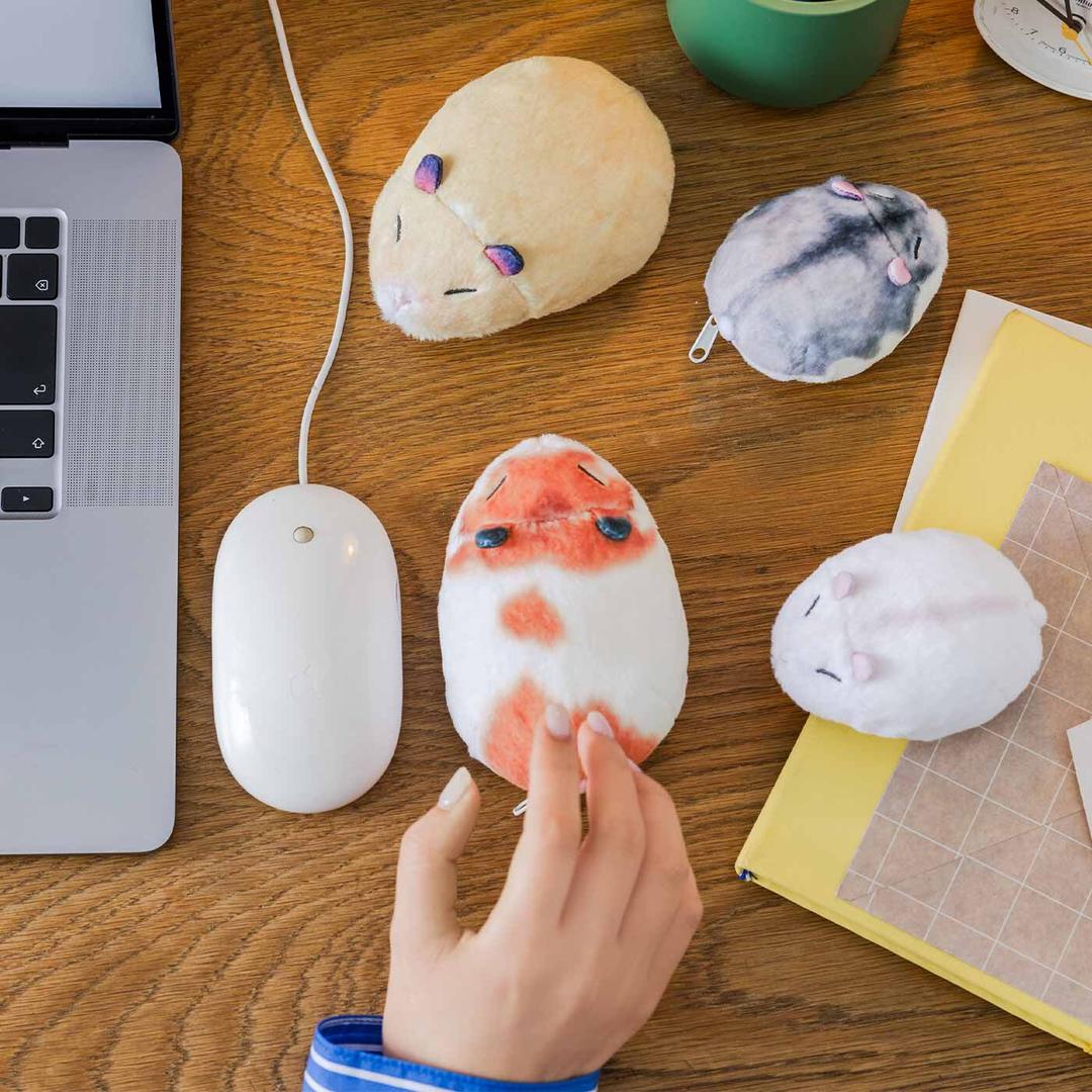 YOU＋MORE！ もふもふ毛足のハムスターのちっちゃめポーチの会｜ポーチ｜財布・ポーチ｜バッグ・財布・靴｜おもしろ雑貨・動物雑貨の通販｜YOU＋MORE！［ユーモア］