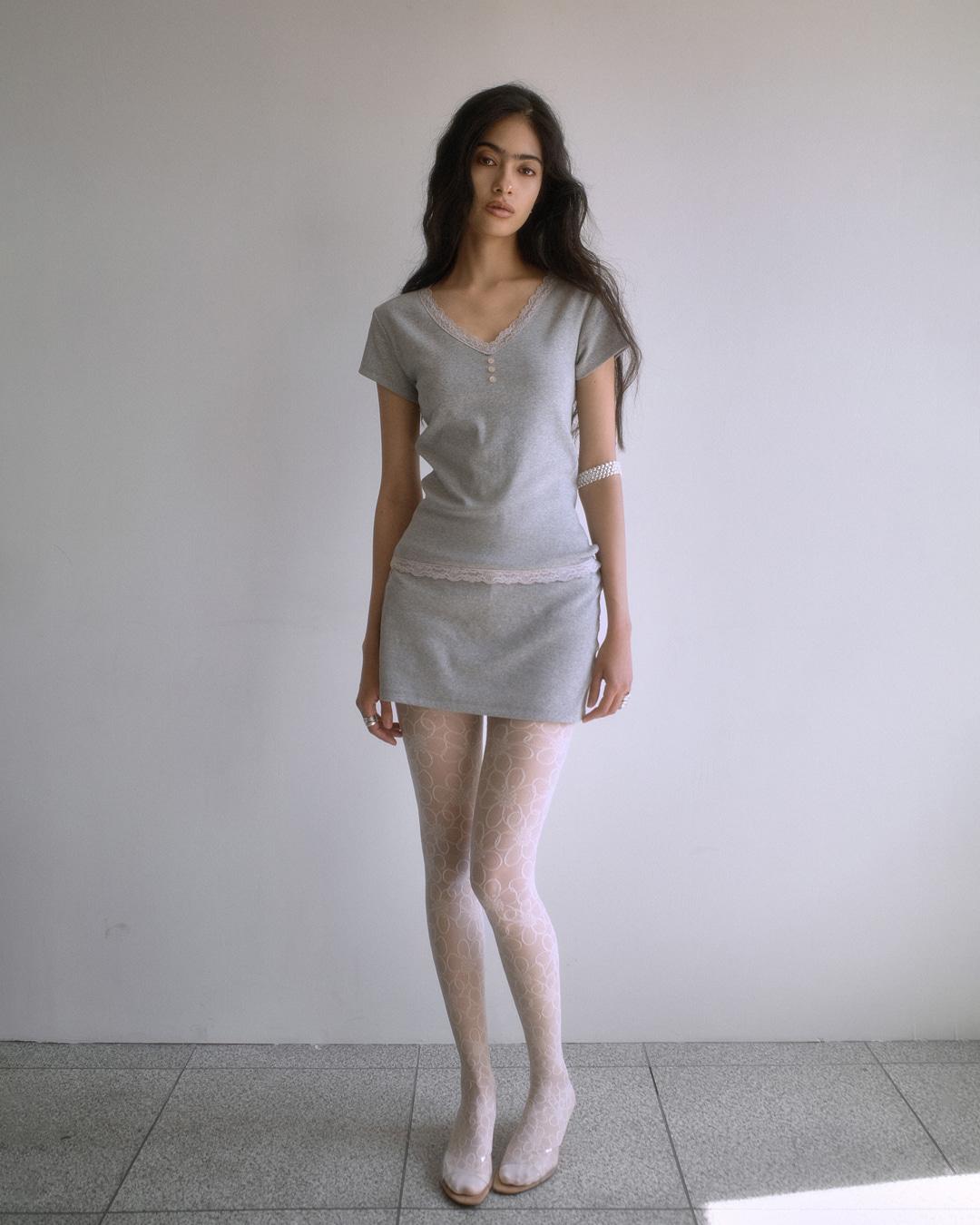 LACE TRIM V-NECK T-SHIRT-MELANGE GRAY