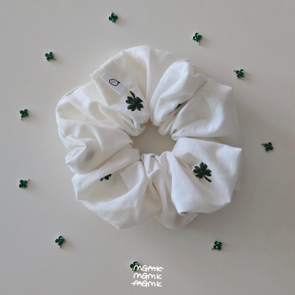 맹고마켓 클로버(clover) 자수 스크런치