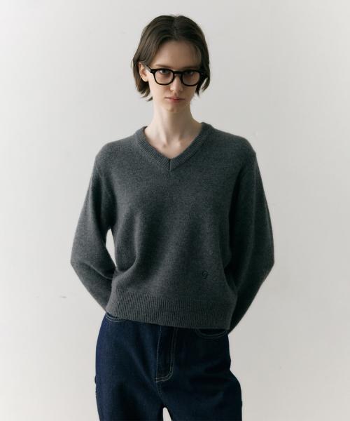 에센셜 브이넥 풀오버 차콜