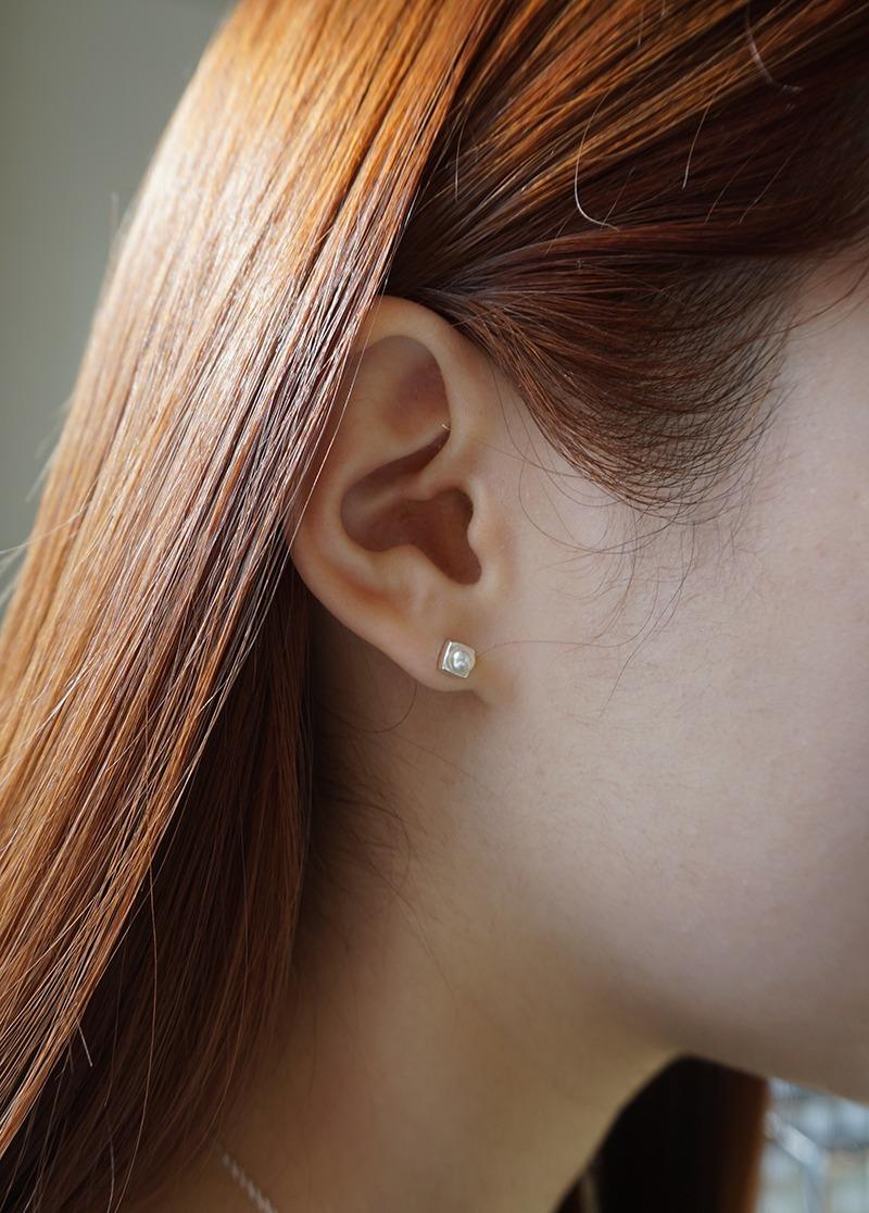 [E401][silver] 미니 스퀘어 은 귀걸이 시선