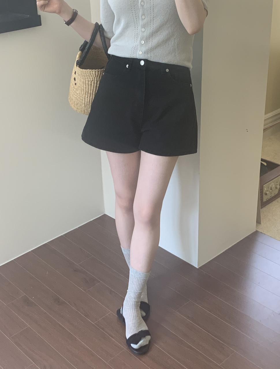 어파트오브 A라인 블랙 데님 반바지