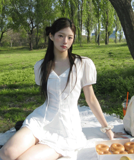 [Close fit🖤/Adjustable waist] Cat punching back strap blouse - 2 colors