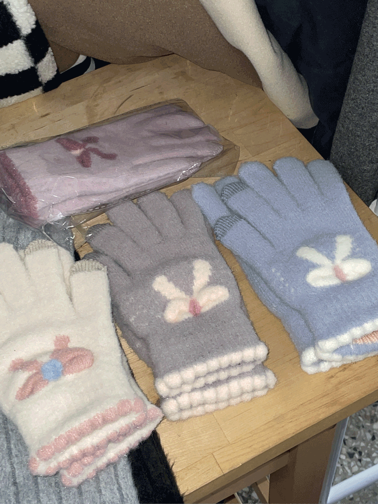 pompom ribbon gloves