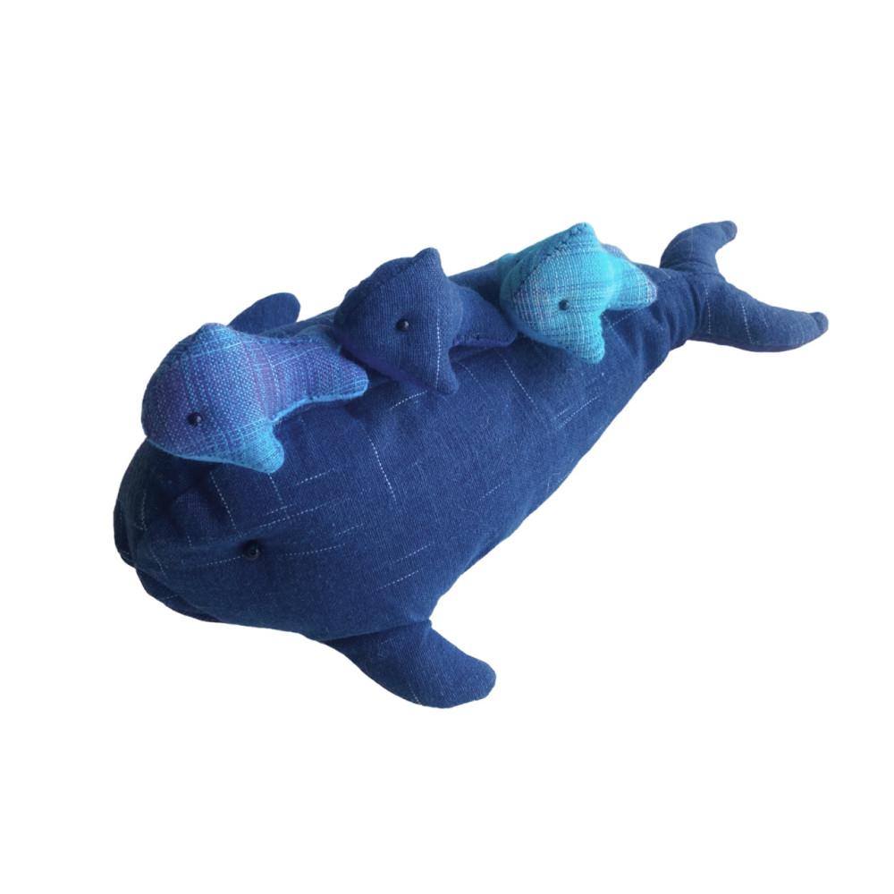 깊은 꿈을 꾸는 고래 인형