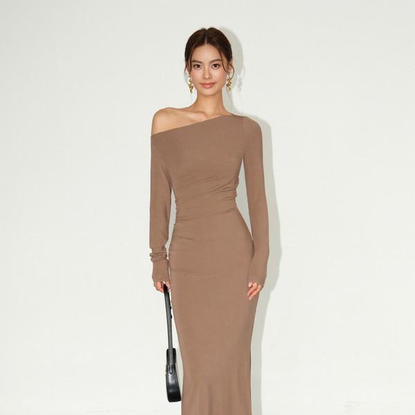 NEVA HU 언발 오프숄더 슬림핏 트임 드레스