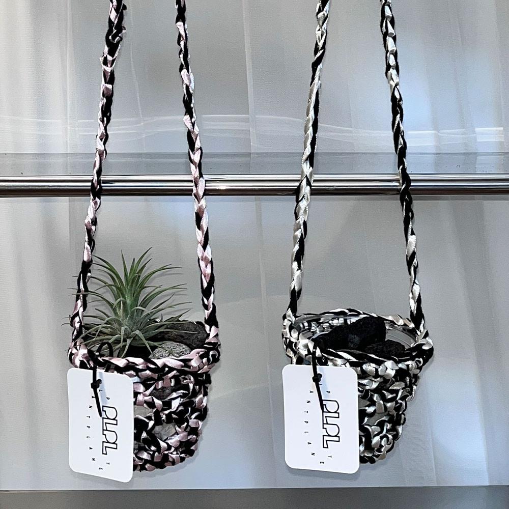 이오난사 행잉 오브제 -블랙실크팟 /틸란드시아 공기정화식물 인테리어 행잉플랜트 플랜테리어