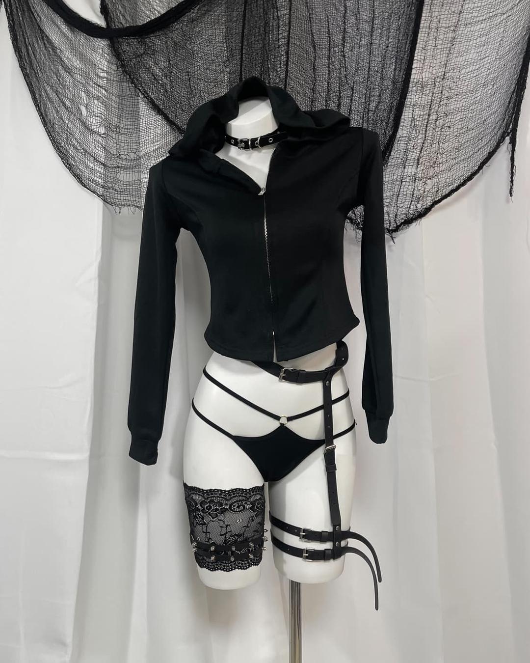 black crop hood zip-up | 후루츠패밀리