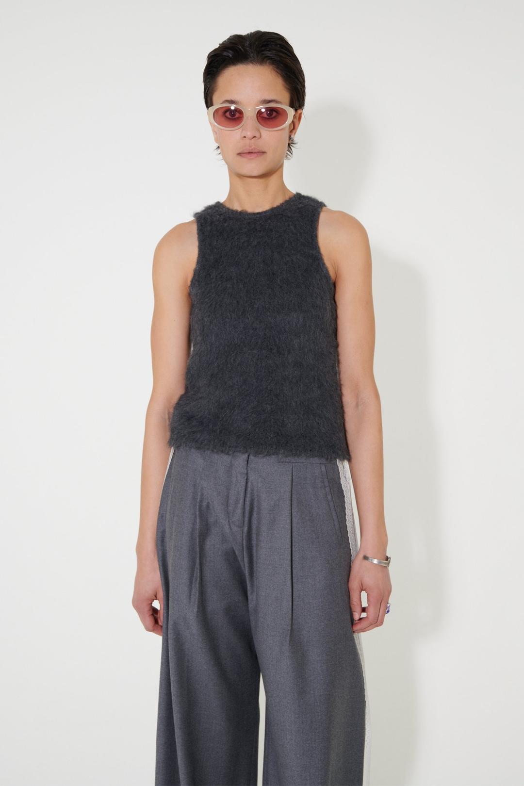 Wave Tank Ash Grey Alpaca.  41% Organic Cotton 21% Polyamide 20% Acrylic 7% Alpaca 7% Virgin wool 4% Viscose Womens Sleeveless Fitted Vest. W4226WD. Fall 2022.