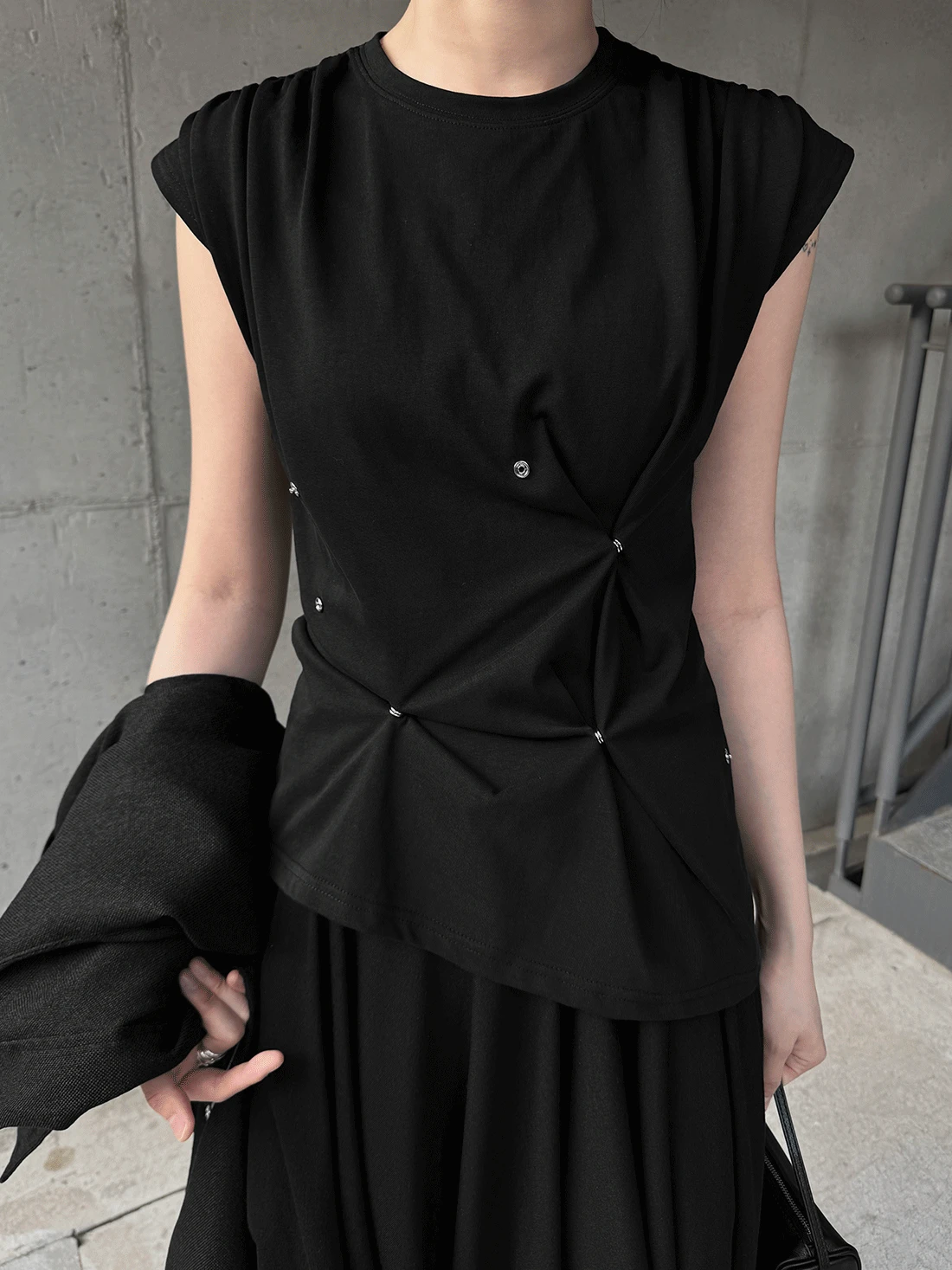 SNAP SHIRRING SLEEVELESS TOP